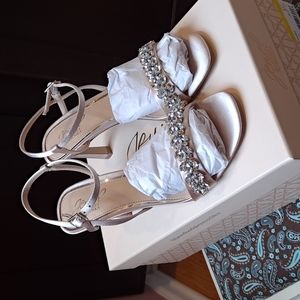 Badgley Mischka Jewel Patsy Champaign sz 6 formal sandal